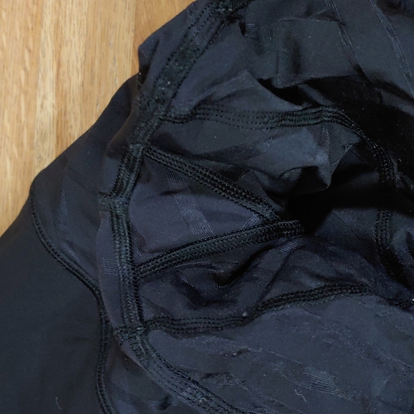 Lululemon Textured Lines Capri Leggings 6 - Picture 15 of 15